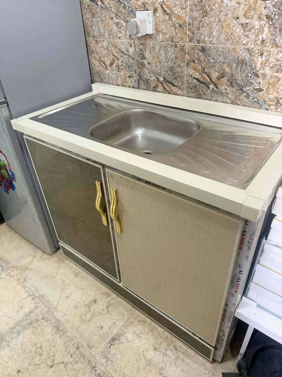 أغراض نضيفة مكاني قرب بوابة الكاضمية ***********
