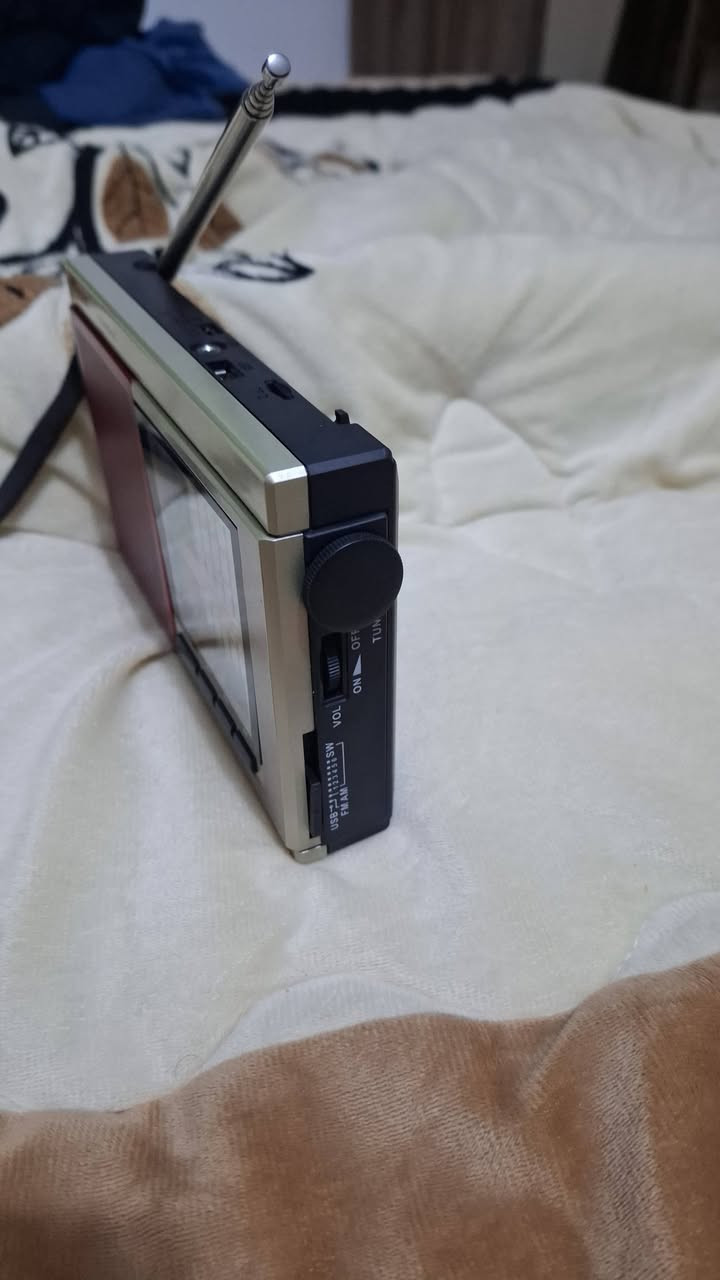 للبيع راديو ثمانيه موجات مع موجه FM  يشتغل بيه رام وفلاش ويكنك عالموبايل جديد بالكارتونه الاتصال ***********
***********
