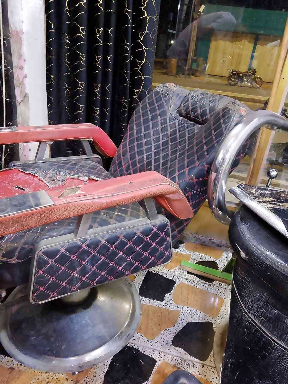 غراض محل حلاقه للبيع يتضمن
كراسي العدد 2
جهاز بخار 
جهاز شمع
مرايات العدد 2
للتواصل ***********
