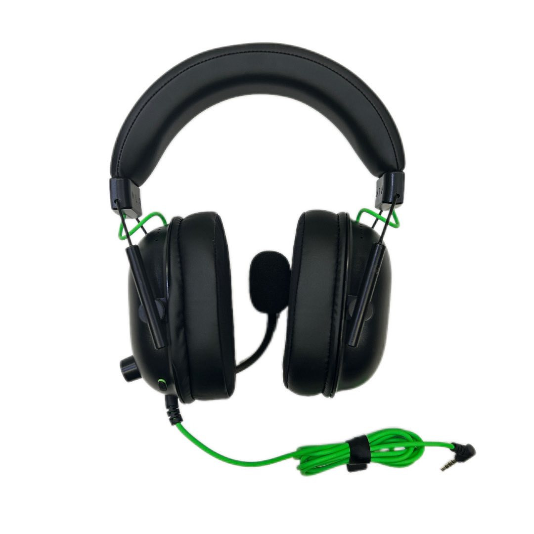 تجمع بين الأداء العالي والراحة الفائقة، مع صوت محيطي دقيق وميكروفون احترافي لتجربة لعب مميزة 

مثالية للألعاب التنافسية (Esports) مع صوت محيطي 7.1 لموقعية دقيقة.

للتواصل الواضح مع الفريق عبر مايكروفون HyperClear Cardioid.

مناسبة للاستماع للموسيقى ومشاهدة الأفلام بجودة صوتية نقية.

متوافقة مع أجهزة الكمبيوتر، البلايستيشن، الإكس بوكس، النينتندو سويتش، والهواتف الذكية.

المشغلات: Razer™ TriForce 50mm Drivers – صوت عالي الجودة مع توازن في الترددات.

المايكروفون: Razer™ HyperClear Cardioid Mic – يلتقط الصوت بوضوح ويقلل الضوضاء الجانبية.

عزل الضوضاء: Passive Noise Cancellation – تركيز كامل بدون إزعاج خارجي.

تصميم خفيف الوزن: 240 غرام فقط مع وسائد أذن من الميموري فوم لراحة طويلة.

الصوت المحيطي: 7.1 Surround Sound (متاح على Windows 10 64-bit) لتحديد موقع الأصوات بدقة.

التوافق : PC, Mac, PlayStation 4, Xbox One, Nintendo Switch, Smartphone عبر منفذ 3.5mm والهاتف

 استجابة التردد: 12Hz – 28kHz
 المعاوقة: 32Ω @ 1kHz
الحساسية: 100dBSPL/mW
 طول الكابل: 1.3 متر
 قطر وسادة الأذن الداخلية: 63mm x 43mm

محتويات العلبة:
– سماعة Razer BlackShark V2 X
– كابل تقسيم للصوت/المايك
السعر 39 و التوصيل مجاني
التواصل واتساب
***********
