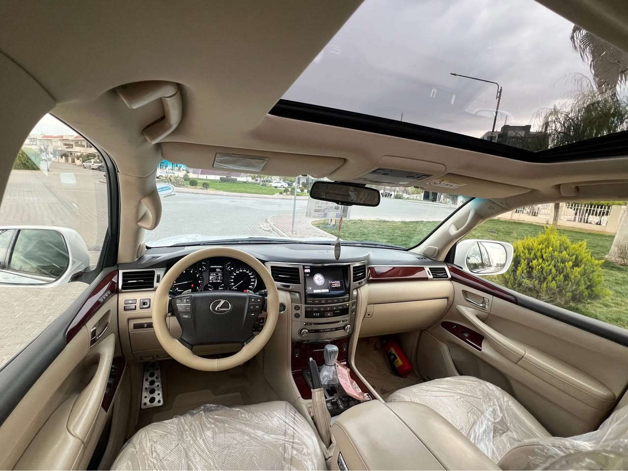 السلام عليكم 
للبيع لكزز 5700 خليجي بريمي اصل رقم سليمانية باسمي 
موديل :- 2014
رقم 📱:- ***********
مكانها 🗺️:- سليمانية
سعرها 💵 :- 428 ورقة قفل 
مواصفات
مكينه :- 8 سلندر 5700 ما مفتوحه
ماشية :- 130 الف  

🧿مواصفات 

خمس بصمات 🔹جنطه كهرباء 🔹ثلاث مقاعدكهرباء🔹كشنات تدفئه تبريد🔹تبريد الخلفي لمس🔹كاميرات عدد4🔹فتحه🔹بالسقف DVD🔹مع الكانترول🔹رادار🔹ويل20🔹ليت زنون🔹كشنات جلد كريمي🔹كشن السايق خزن🔹داخل صاج🔹ستيرن كهرباء🔹اشعار ترحيب🔹جكات🔹نظام سبورت🔹ثلاجه🔹باب شفط🔹حداديه خلفيه اماميه جديده السليمانية, العراق
