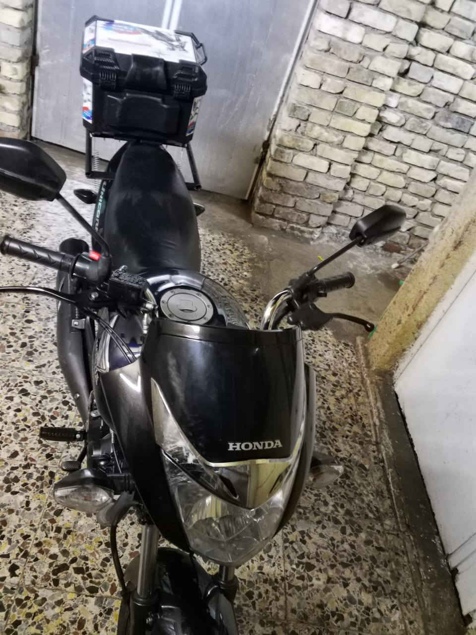 سلام عليكم 
بس الي يعرف بل ياباني يعرف هاي دراجه 
دراجه هونده ياباني موديل 25 رقم وسنويه دراجه من شهر ثامن نزلته رمبه ماشيه ٥ الف وبعدهي بسم شركه ممحوله بسمي 
عنوان بغداد الشماعيه توصل واتساب أو تصال 
*********** 
السعر 3ونص وبيه مجال يصيط 
للمعلومة دراجه سعره زيرو 4ونص ودراجتي اخت زيرو 
ومكفوله كفاله عامه من كلشي كهربائيات كلشي محرك ما واصل للفيتر
