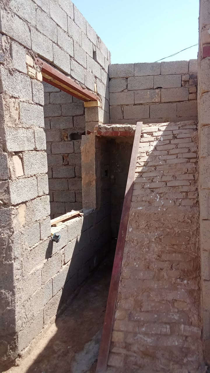السلام عليكم بيت للبيع حي الجمعيه قريب على حولي مساحته ..160 زراعي  غرفتين وصاله ومطبخ حمام داخلي وحمام خارجي و  ستقبال  ***********
