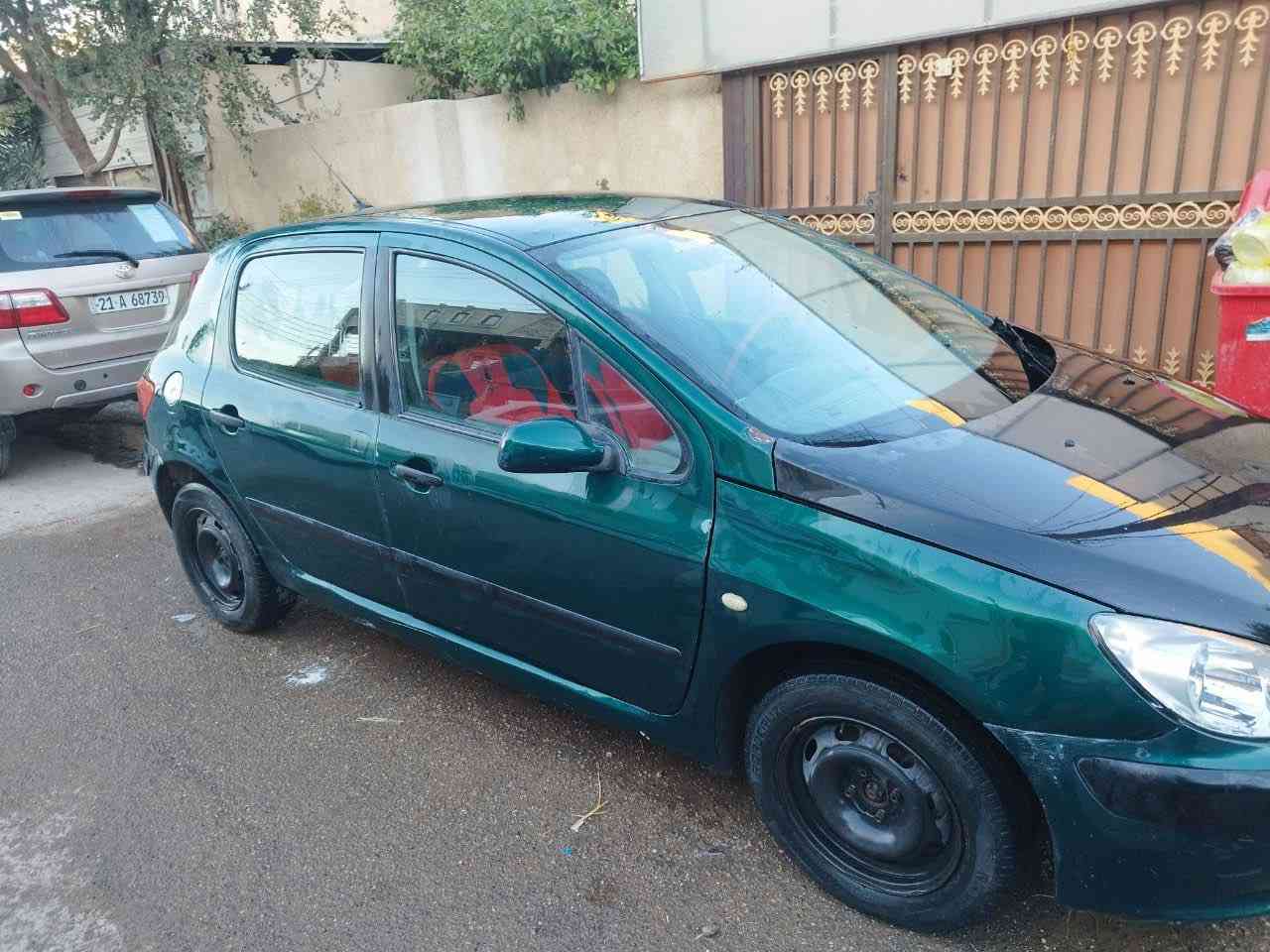 السلام عليكم
بيجو فرنسي مديل ٢٠٠٥ 

ومحورة كورلا بيكاجيو ١٦٠٠

المكينة الكير كلهن زينات 

الحدادية جديدة 

التايرات جيدة

رقم جديد هزة جديدة 

السيارة بيهة نقوصات الكهربائيات مالتهة عوزهة ترتيب اليدات مال الاشاير واللايت واكفة 

وبيهة البنيد طاير ظارب التريشة ومبدل البنيد

السيارة بسمي تحويل ثاني يوم رايدةه ب ٣٢ وبيهة مجال لطيبين الرقم  ***********  مكاني بغداد منطقت حي اور
