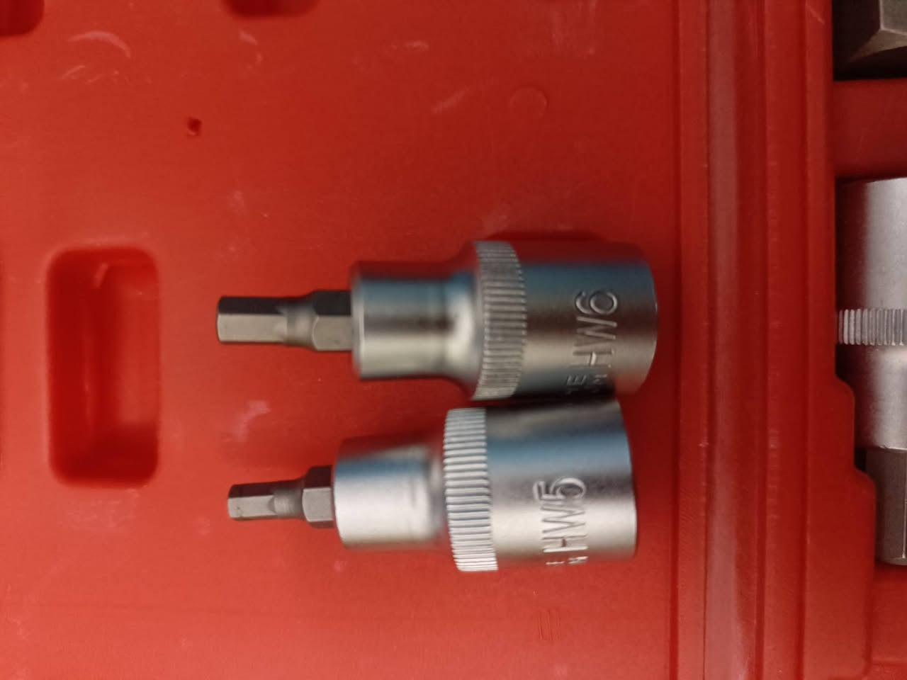 سيت النكي ١٢ قطعة من قياس 5 الى 22
 مجموعة مفكات ألن سداسية (Hex Bit Socket Set) مصنوعة من فولاذ الكروم والفاناديوم، وتأتي في علبة تخزين حمراء. 
المكونات: تتضمن المجموعة لقمًا سداسية بمقاسات مختلفة تتراوح عادة من HW5 إلى HW22. 
المواصفات: اللقم مصممة للاستخدام مع مفكات ذات مقبض مربع بحجم 1/2 بوصة (1/2" drive). 
المواد: مصنوعة من فولاذ الكروم والفاناديوم (Cr-V) لضمان القوة والمتانة ومقاومة التآكل. 
الاستخدام: تستخدم لربط وفك البراغي والمسامير ذات الرأس السداسي في أعمال الصيانة الميكانيكية والسيارات.


**إذا كنت صاحب هذا الإعلان وتريد حذفه لأي سبب، رجاءا أرسل رسالة إلى الدعم الفني**