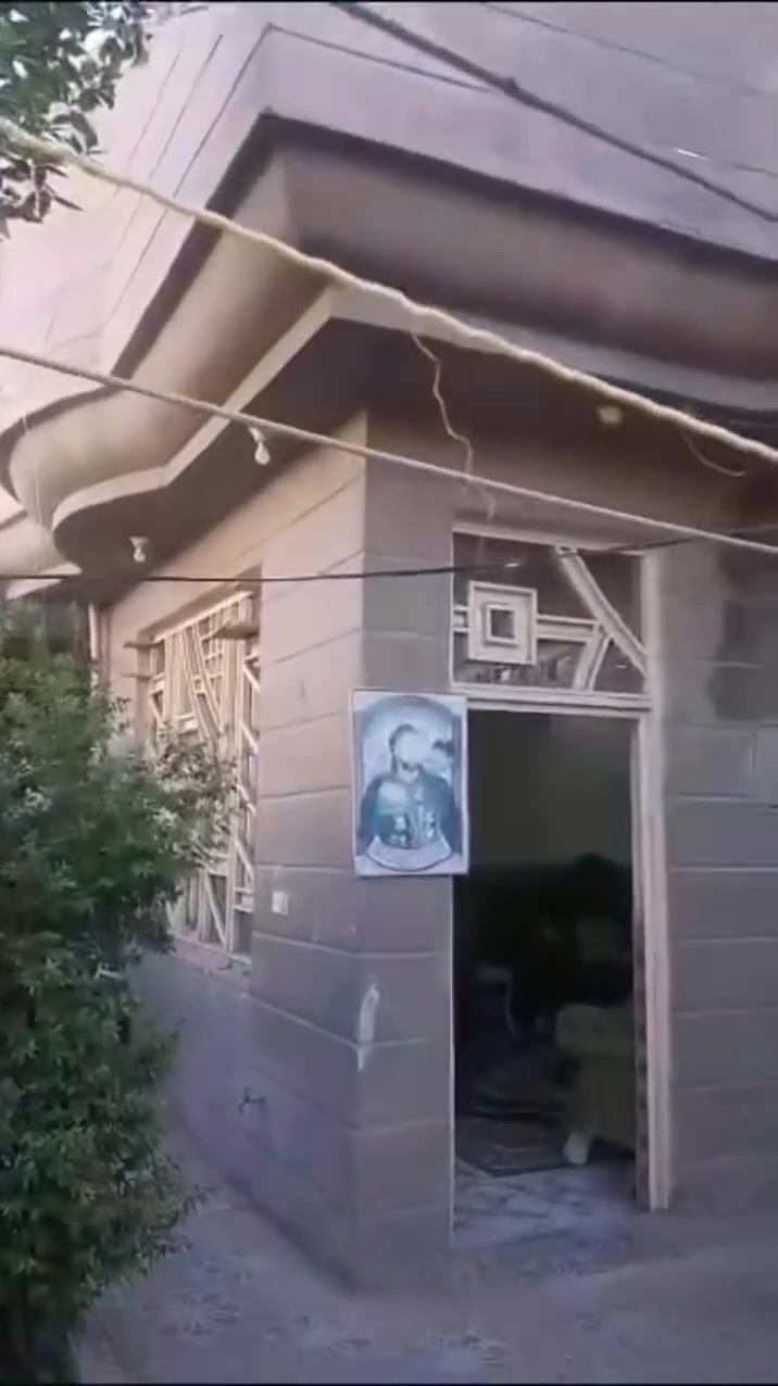 السلام عليكم بيت طبقين  للبيع في حي طلاع  مساحه ٢٠٠ متر بي ثلاث غرف نوم  ومطبخ  استقبال وصاله كبيره  اي استفسار عل  رقم  ***********
