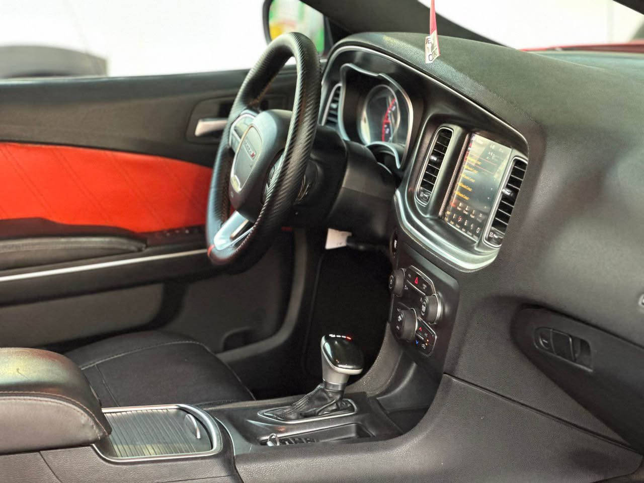 للبيع جارجر  2018  وارد أمريكي حادثة طخاط 
بسيطة بدون ايرباك صور الحادث 
والسونار مرفقة مع الصور 
محرك كير حجر بيئة صدر كله كفالة 
لون مميز برتقالي 🍊
محرك V6 3600
ماشية ١٠٠ ML
كشنات جلد 
كشنات تدفئة   
نظام الخرائط (GPS).
المصابيح الأمامية LED. 
مانع انزلاق 
شاشة كبيرة  
كاميرا دوارة 
بجم كله زنون 
ويل كب ٢٠  
نظام كروس تحديد السرعة
حساس ظغط الاطارات
فول تحكم استيرن 
السيارة جديدة جدا وبدون أي نقص ادامة كاملة 
_____________________
العنوان : بغداد /الكرخ   
السعر :  ١٩٧ $  وبيه مجال 
رقم الهاتف : *********** /*********** بغداد, العراق
