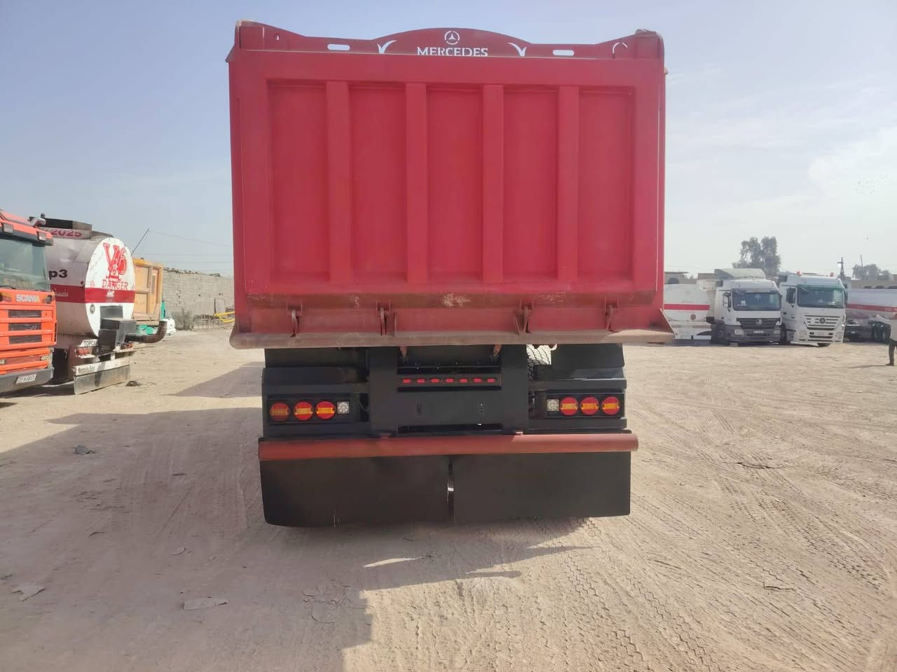 السلام عليكم مقطورة للبيع طول 7 ذرعة 20 متر تخم تاير جديد ///***********
