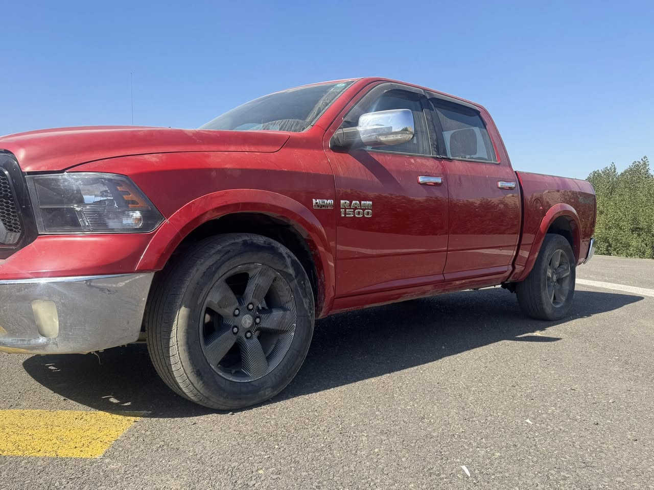 دوج رام 1500
احمر طماطي
مشروع وطني
8 سلندر 5700 هيمي گير ومحرك بحالة وصدر بحالة ممتازة  
فور ويل 
شاشة كبيرة
فرس وسطي 
سستم صوت الباين
باب طويل بدي قصير المرغوب لون مميز
حادثها بنيد وجاملغ صبغ والجاملغ الثاني بارد 
سنوية وهزة ورقم جديد لغاية 31
مكان السيارة بغداد  الكرادة تحويل في بغداد
177 وبيها مجال
***********
