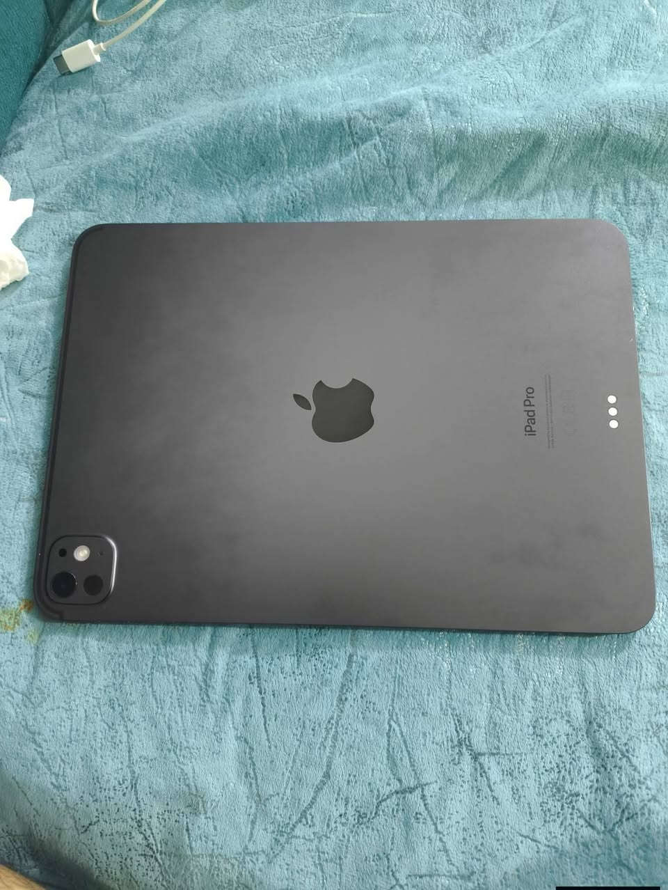 ١١ برو m4 مال جنايه مو بياع شراي
ذاكره 256 بطاريه 91 اخو الجديد 
ملحقاته كارتونه وكيبل فقط 
السعر 925 قفل  مو تخابرني تكلي 850 كبل اسده بوجهك 🤣
***********
