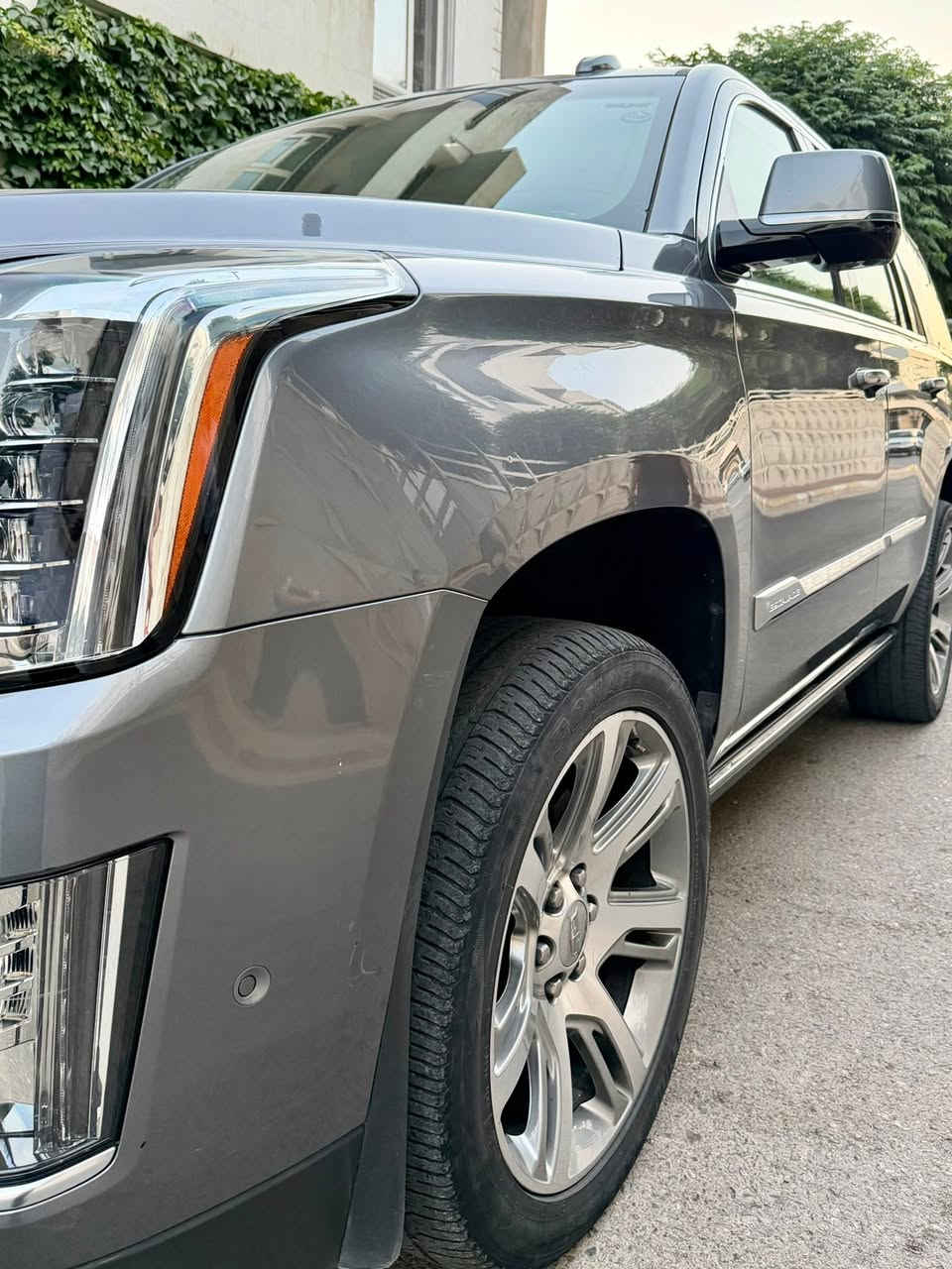 البيع -كاديلاك اسكاليد
✅ الموديل: 2018

✅ المحرك: 6.2L V8 (6162cc)

✅ القوة: 420 حصان

✅ عدد السلندرات: 8 سلندر

✅ ناقل الحركة: أوتوماتيك 10 سرعات

✅ ممشى السيارة: 150,000 كم

✅ وارد الخليج - شركة المنصور (صفر شركة)

✨ المواصفات:

• تصميم أمريكي فاخر وأنيق.

• مقصورة واسعة ومريحة للعائلة.

• شاشة وكاميرات متطورة.

• أعلى مستويات الأمان والتكنولوجيا.

• قيادة ناعمة جداً مع أداء قوي وثبات ممتاز.

Cadillac Escalade ليست مجرد سيارة، بل عنوان للفخامة، القوة، والهيبة
سعر : 40000$

***********
