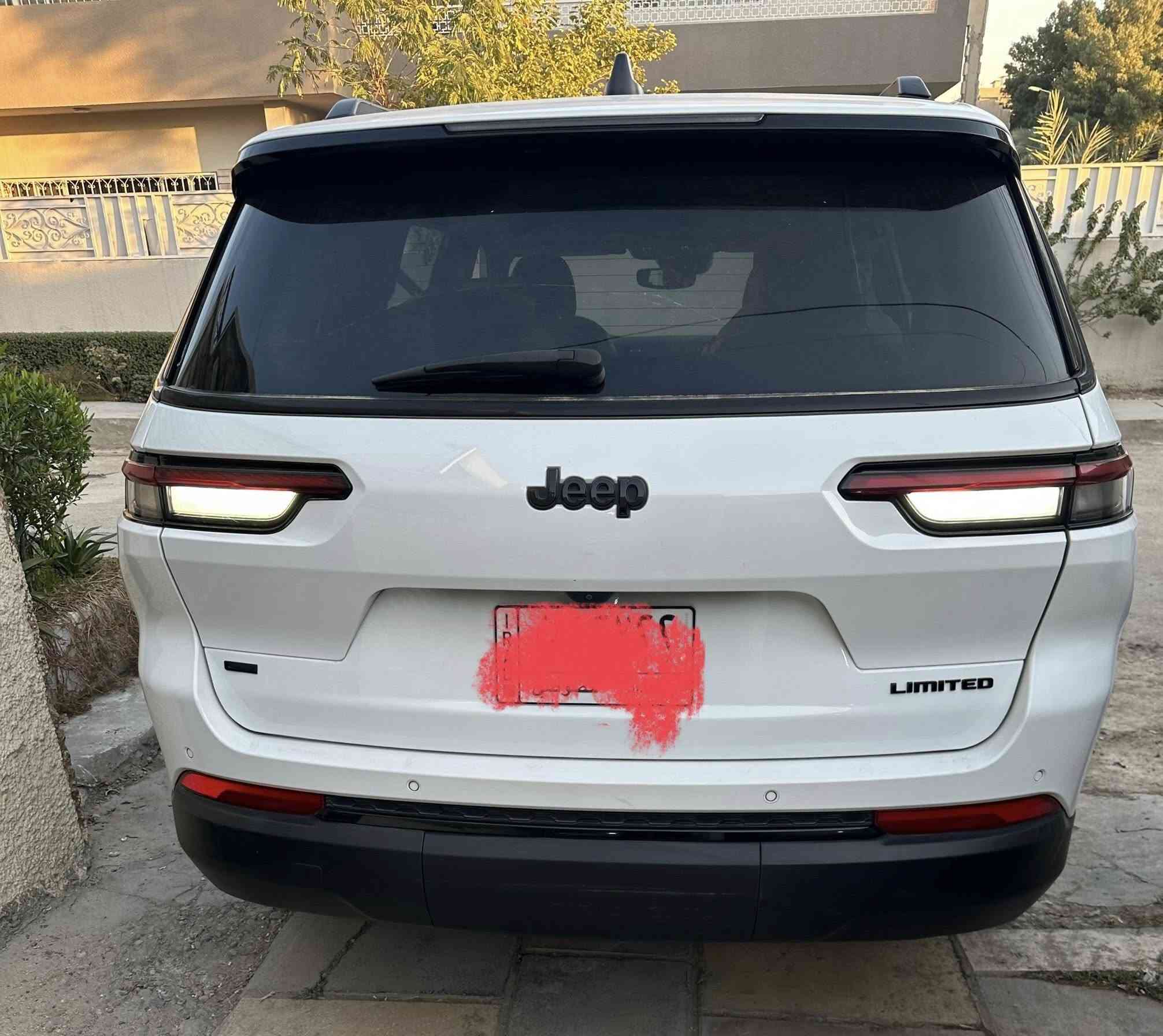 جيب گراند شيروكي لمتد بلاك ادشن فوول عدا الفتحة. VIP 2022  7 راكب سيارة استخدام عائلي اني المالك والمستورد حادث بسيط شوية الباب خلف الراكب الرقم بغداد والعنوان بغداد السيارة بلاد على وضع الوكالة ممبدل بيها برغي واحد لووك السعر 330 وبيها مجال   جيدهاتف وواتساب ***********
