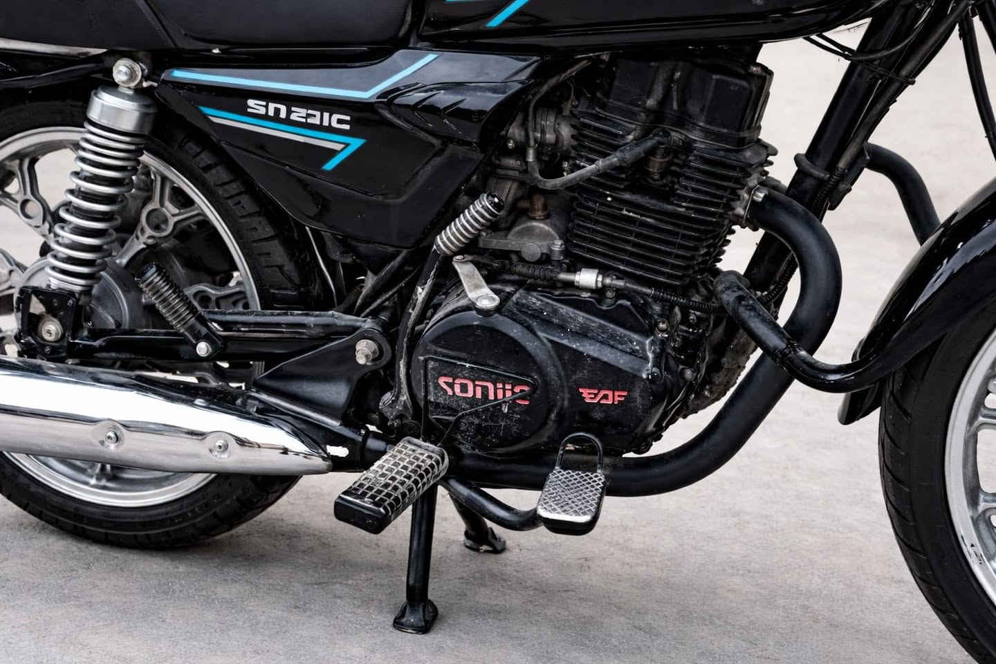 السلام عليكم
دراجة للبيع أوراق اصولية مدفوعلهة كمرك الدراجة يعني فلوس ترقيم اقل ومتعبك بلترقيم
 اسم الدراجة Sonic_nmax
محرك 200cc محرك دايون لاتيه اقوة محرك بالسوك  شاء الله خير من الله الدراجة
القدرة الحصانية ٢١ حصان
صرفية بلبانزين قليل تمشي 120 125 حتة 130 توصل حسب الجناي مديل 26 استخدام شخصي 
 سعر 1875 الف وبيهة مجال
رقم الواتساب ***********
