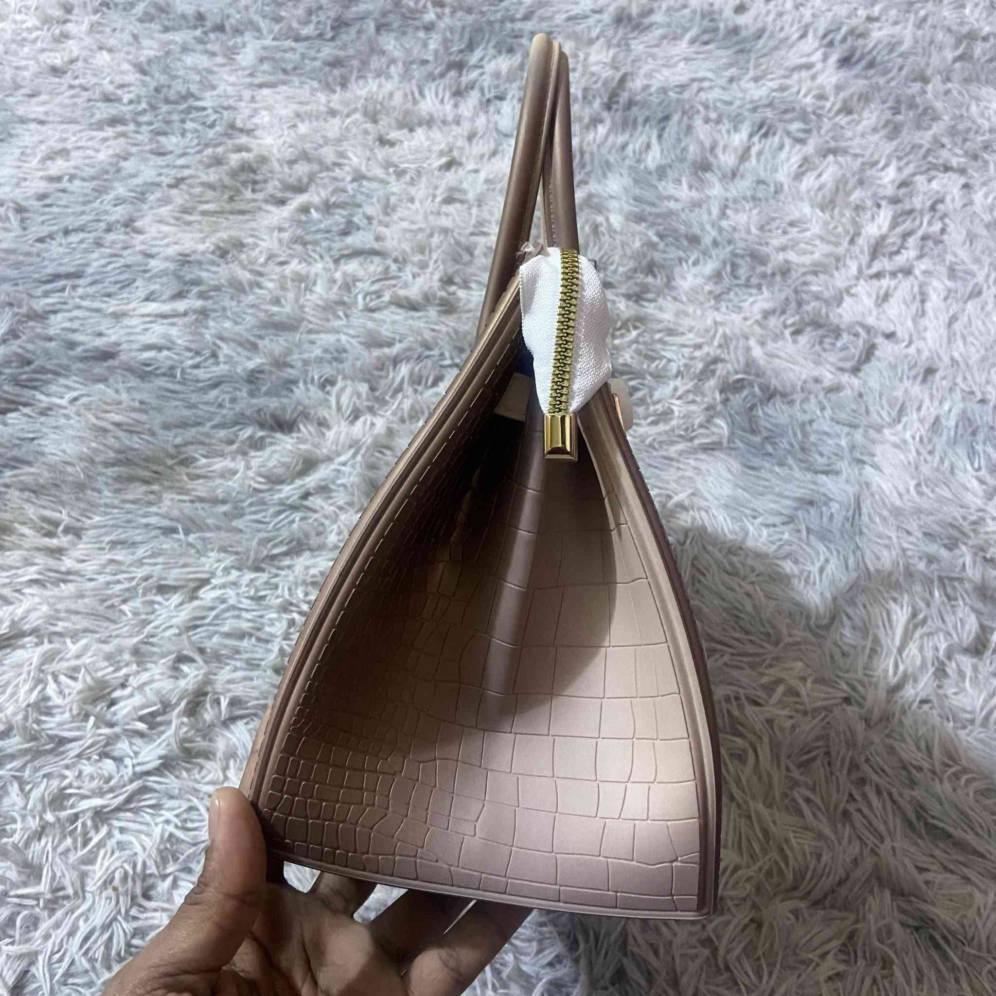 حقائب نسائي جديده للبيع .
مكاني بابل حلة طهمازيه ، عندي توصيل داخل الحله فقط .


**إذا كنت صاحب هذا الإعلان وتريد حذفه لأي سبب، رجاءا أرسل رسالة إلى الدعم الفني**