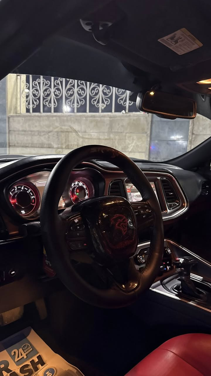 سلام عليكم جالنجر موديل 2016 للبيع فقط مكينه ٦ سلندر
حادثه جاملغات خلفيه فقط بدون لغد بدون شاصي 
بيه قطع صبغ ابيع احزام 
رقم الجديد 
مواصفات
محدث بنيد
زنون عالي ناصي 
ويل نجمه تخم تاير
كشنات جلد 
شاشه جبيره 
لحايه + سكوبات + تكساس لد ابيض 
سياره جاهزه 
2C3CDZAGXGH100800
مكاني بغداد 
السعر 130 وبيه مجال 
الرقم ***********
