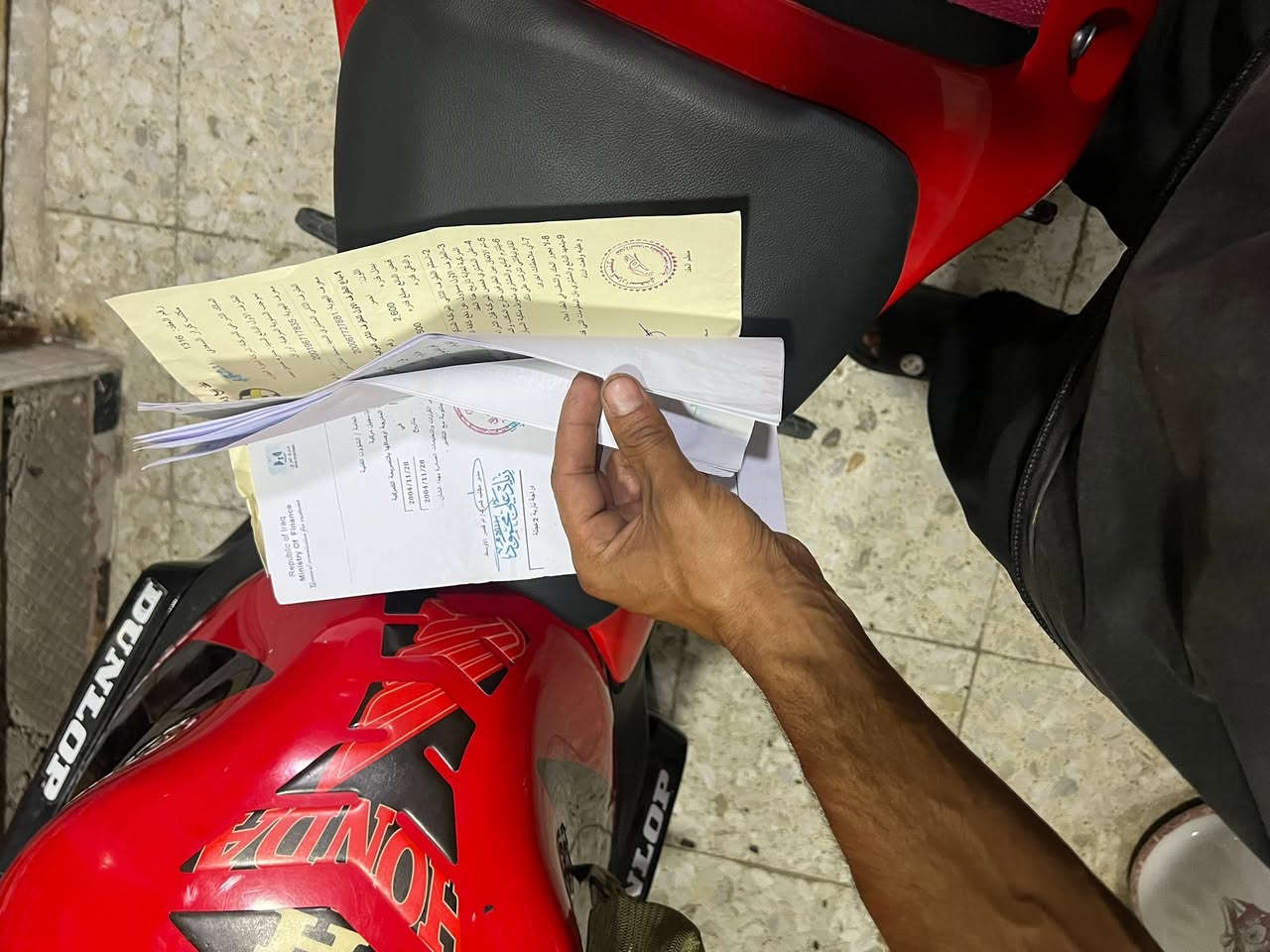 يالله سلام عليكم 

للبيع HOONDA F4i
مكينه 600cc
الدراجه بيها اكزوز سستم كامل منشركه maeev

الدراجه طالعه من كلشي وكلاشي 
طبعن المالك الثاني منبعد راعيها الاصلي اني 

مكمركه وكامله بس باقيه علتسجيل وتستلم لوحات الدراجه تخمً تايرات جدد بلكات عليها ريسنك ونوزلات مسويلها ادامه كامله الدراجه بس هسه طلع بيها صوت بدايه بكن بس خانه وحده دايسه بيهاتشتغل وتمشي عادي طبييعي حماوتها ثابته ٩٥ 
اول ثاني ثالث اشلع اشلع بس افلوس ماعندي واسويها 

واسف عل اطاله 
وسعرها ابفلس ونص 

رقمي لليريد تفاصيل اكثر ***********

