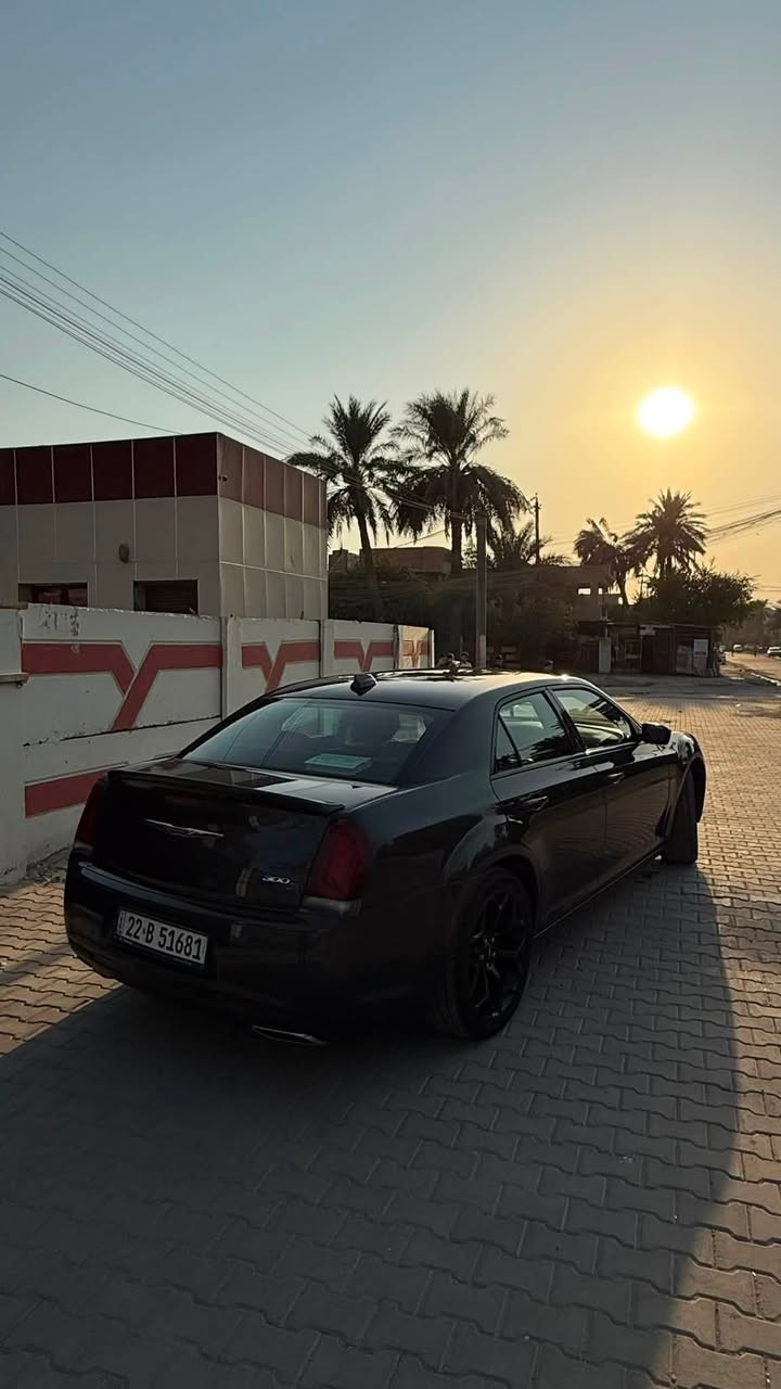 السلام عليكم كرايسلر  وارد كندي
2018s300 لون نفطي مميز  7شذرات 
الحادث جاملغ وبنيد ولجاملغ الخلفي كلير بدون ايرباك 
ماشيه 66مايل مواصفات ال s العاديه السعر 205 وبيها مجال للشراي 
للتواصل ***********

