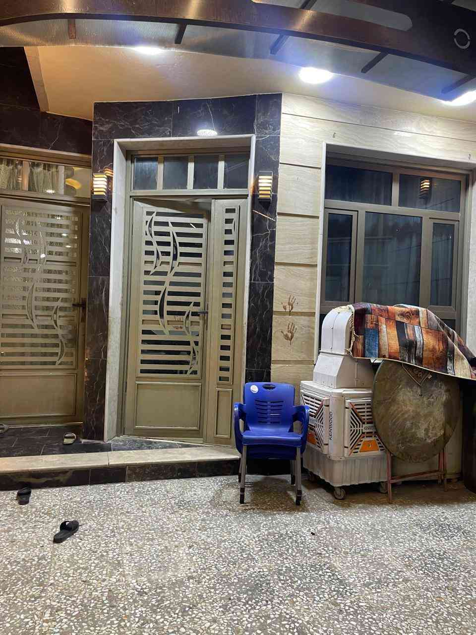 السلام عليكم الدار معروض للبيع مساحه ١٦٥ متر جبهه خمسه ونص ونزال ٣٠ البيت فول الفول درجه اولى يحتوي على اربع غرف نوم ومطبخ حار بارد وستقبال اربعه في ثمانيه البيت حديث بناء اربعه وعشرين الموقع البنوك شارع الميثاق   وباسمي شخصيا اني صاحب الدار المباشر***********
