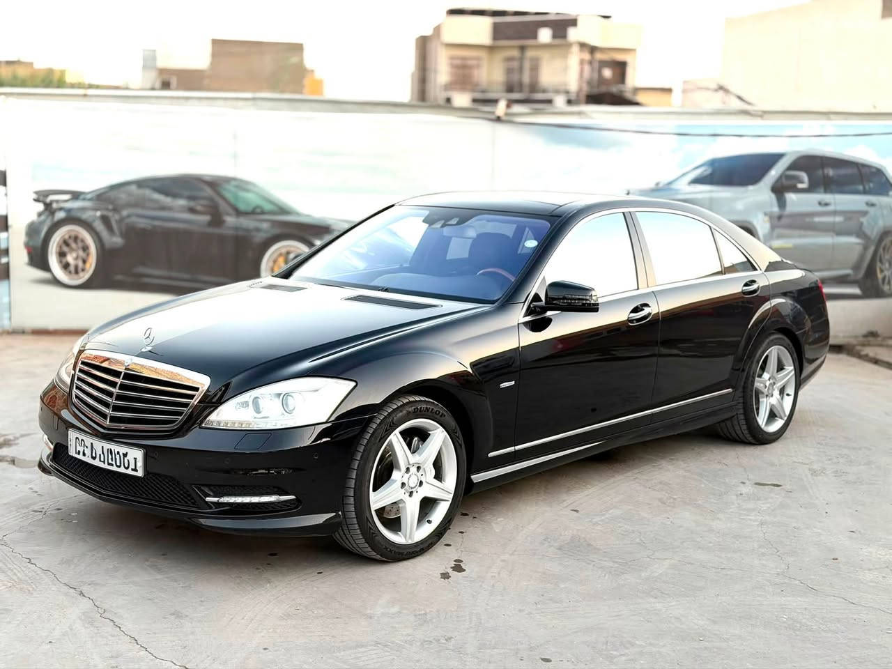 السلام عليكم ورحمة الله
مرسيدس اس كلاس S500 
موديل 2010 وارد الماني 
محرك بنزين  8 سلندر 
ضمان بدون صبغ بدون تبديل بدون تكحيل بدون تعديل
ماشية ٦٢الف كيلومتر حقيقي  
المواصفات:-
( ابواب كبيره لارج ،  سقف بانوراما ، كامرة حرارية لعرض لطريق امام السائق ،خمس بردات  ،سقف كنتارا . داخل فورميكا  داخل جلد   . شاشات مع طاولة طعام . كامره .كشنات امامي والخلفي متحرك ابواب شفط ..  اوتو هولد  .صندوق شفط وسحب . حساسات امامي والخلفي  ، كشنات واستيرن كهربائي ، كير شفت استيرن .).  
السيارة مابيها اي خلل كهربائي وكير ومحرك كله بشرط 
مامفتوح 
رقم اربيل الجديد . 

العنوان : الديوانية المركز . 

رقم صاحب السيارة
***********
