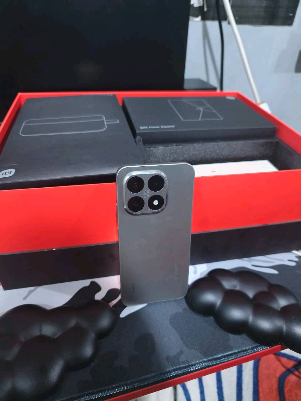 Infinix Watch S3 Plus
الشاشة AMOLED قياس 2.13 إنج
مقاومة ماء وغبار IP68
بطارية تدوم لعدة أيام
قياس نبض القلب والأوكسجين وتتبع النوم
أوضاع رياضية متعددة وإشعارات ومكالمات عبر البلوتوث
مواصفات هاتف Xiaomi 15T ويا بوكس الهدايا من شاومي جنطة ايد ودفتر ملاحظات وساعةة بطاريةة 100 عدد دورات الشحن 42 مستدم شهر الجهاز انفنكس
الشاشة 6.83 إنج AMOLED بدقة FHD+ وتردد 120Hz
المعالج MediaTek Dimensity 8400 Ultra
الرام 12GB 
الذاكرة الداخلية 512GB
الكاميرات الخلفية 50MP رئيسية 50MP تليفوتو 12MP واسعة
الكاميرا الأمامية 32MP
البطارية 5500mAh مع شحن سريع 67W
النظام Android 16 مع3 HyperOS
يدعم 5G بصمة تحت الشاشة سماعات ستيريو NFC ومقاومة ماء وغبار IP68