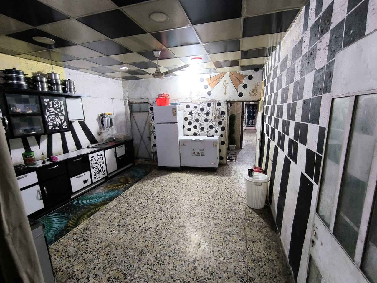 دار للبيع مساحه 200 قاطين صطح شتايكر فوك وجوه غرفتين فوك وحمام قرب شارع 60 للاستفسار ***********
