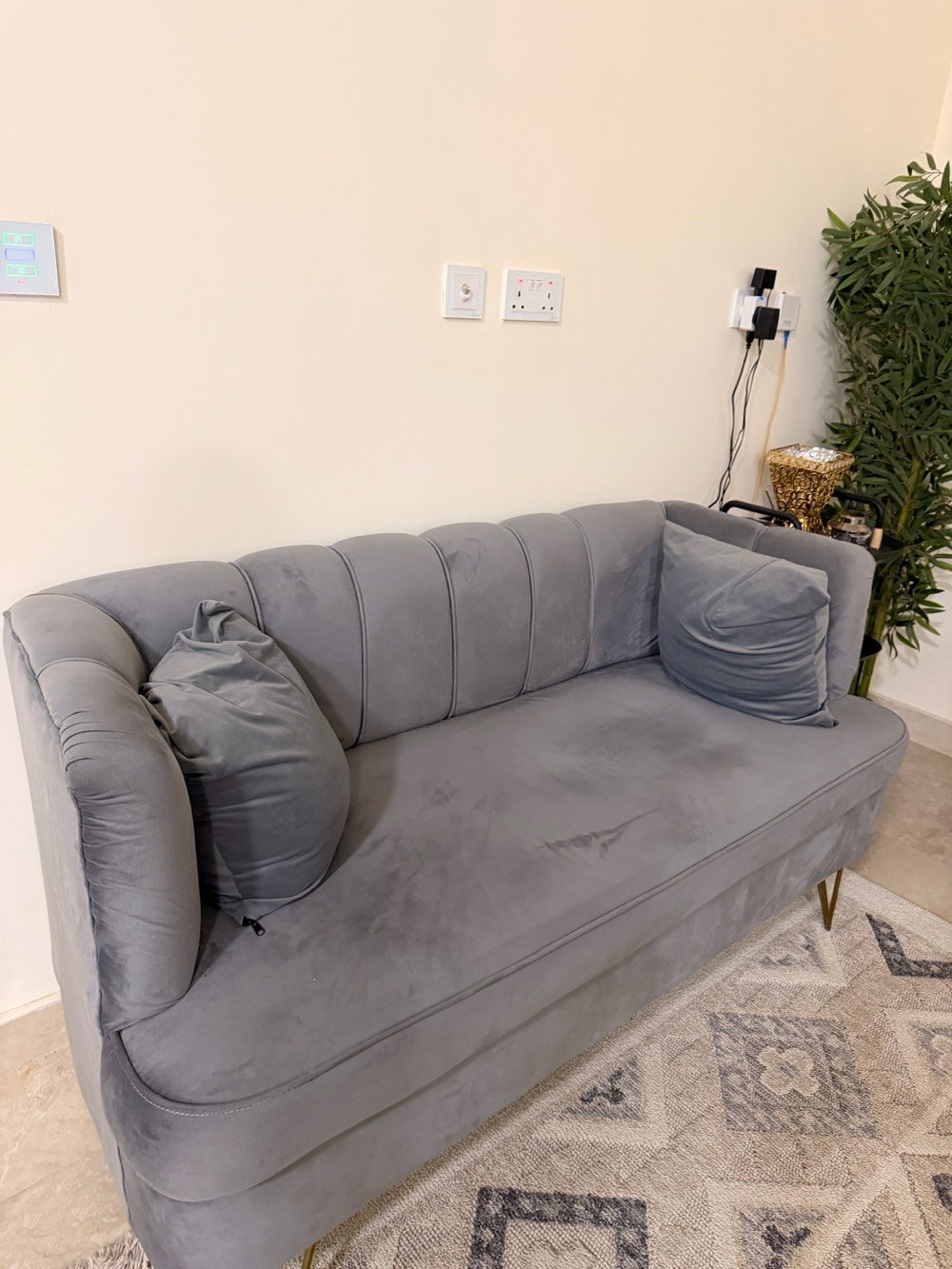 قنفه لون رصاصي 
نظيفة غير مستعملة كثيراً