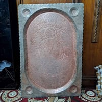 صينيه نحاس احمر شغل يدوي الارتفاع متر والعرض ٦٤ سم الوزن ٧ كيلو الاتصا...