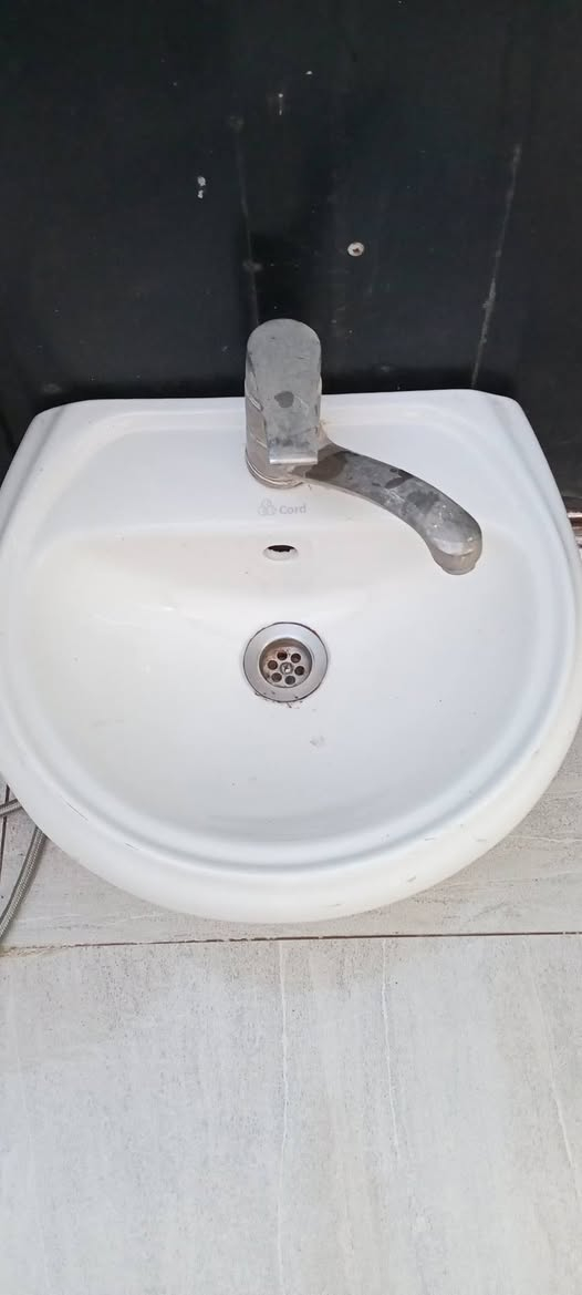 مغسله كبيره ب25 وصغيربدون رجل ب10نراكيل ب20الشراي يتصل ***********
