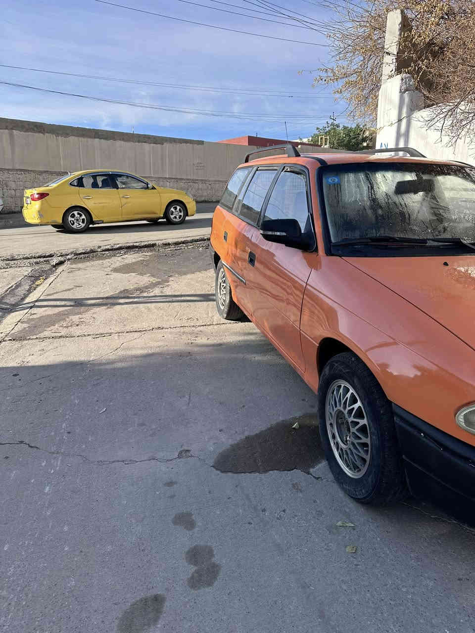 استرا ستيشن موديل 1992 محرك16 كير عادي سنويه جديده شرط التحويل كوبون بانزين بدون قطره معجون بدون حادث سياره مصبوغه حزام فقط مال تقحيل طخم جديد تايرات جديده 
سياره تبريد شغال وتدفئه شغاله 
شاشه مع كامره شغاله 
لايتات عدسه زنون  اشاير بالمري فتحة سقف كلو شغال 
***********
السعر 48وبي مجال بسيط
