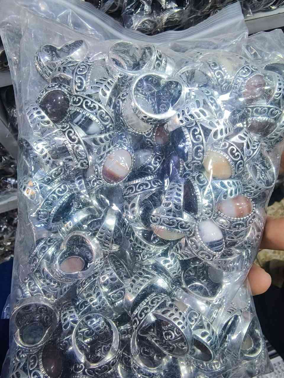 محابس انتمون سعر ١٠٠ محبس ٥٠ الف يوجد توصيل لجميع المحافظات رقم الحجز الواتساب ***********
