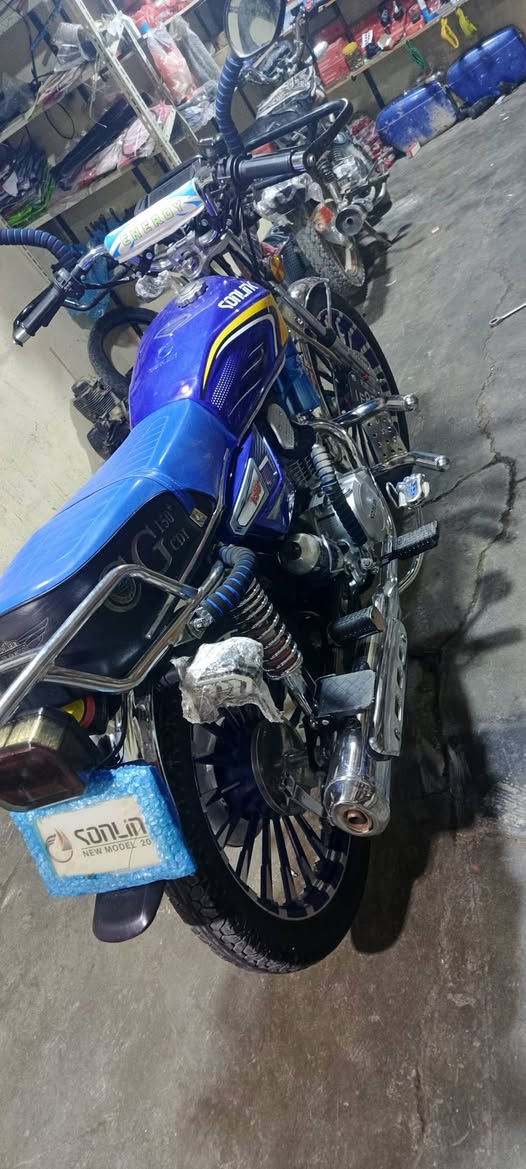 السلام عليكم دراجه سولنك 24شكل 25زنجيل دراجه مفوله نضافه بدون اي نقص بيع او مراوس سعر 875 وبيها مجال للشراي ***********
