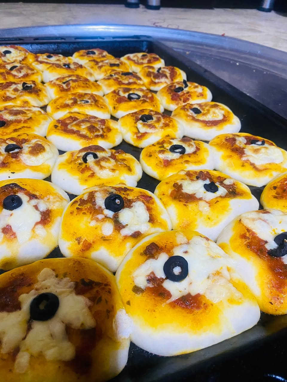 عروض للمواكب والمجالس الحسينيه لحم بعجين فطائر مني بيتزا 100قطعه ب50الف فقط عنوان بغداد جسر ديالى توصيل متوفر رقم الحجز واتساب ***********
