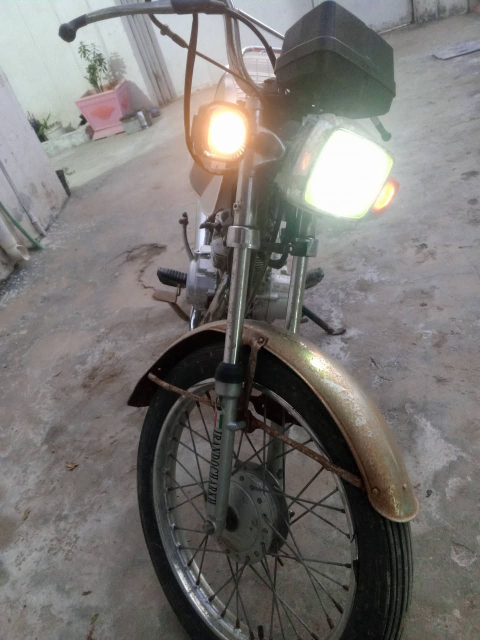 للبيع تايكر (كلك ) الدراجه مكفوله من السرقه .كلشي ما عوزه الدراجه. كهرباء كله شغاله المكينه زينه السعر ٢٧٥ قفل مكاني كربلاء الجدول الغربي ***********
