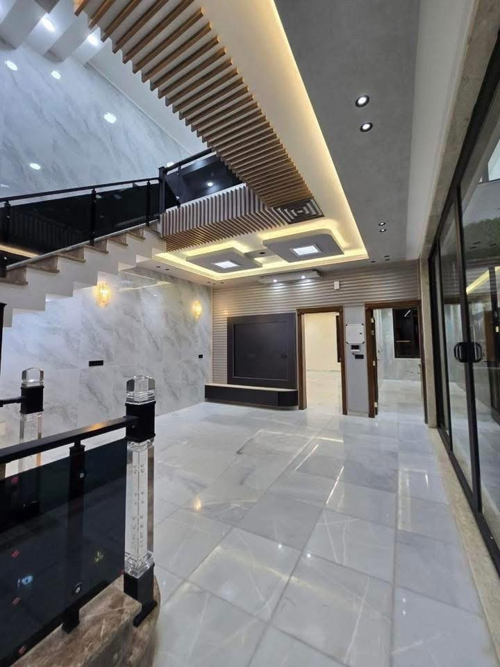 🏡✨ للبيع دار سكن فاخر – بتصميم هندسي مميز وإشراف هندسي متكامل

📏 المساحة: 230 متر – جاهز للسكن الفوري
📐 الواجهة: 7.66 م 🔹 النزال: 30 م

المواصفات الخارجية:
🔹 واجهة مرمر + أرضيات مرمر
🔹 بوابة خارجية كهربائية
🔹 الأبواب من الصاج الفاخر
🔹 الشبابيك ألمنيوم تركي
🔹 المحجر ألمنيوم + زجاج تركي

🏠 الطابق الأول:
🔸 مدخلين رئيسيين
🔸 استقبال أنيق
🔸 صالة واسعة
🔸 مطبخ مستقل
🔸 خدمات صحية
🔸 غرفتين نوم ماستر كبيرة

🏡 الطابق الثاني:
🔸 أربع غرف نوم ماستر
🔸 خدمات صحية

📍 الموقع: حي البنوك – شارع باريس
✔️ موقع مميز جداً – شارع 15 متر + رصيف 4 متر

📞 للاستفسار: ***********
📍 مكتب عباس للتطوير العقاري
حي البنوك – شارع الكنيسة – مجاور حلويات تمتوعه 🍰
