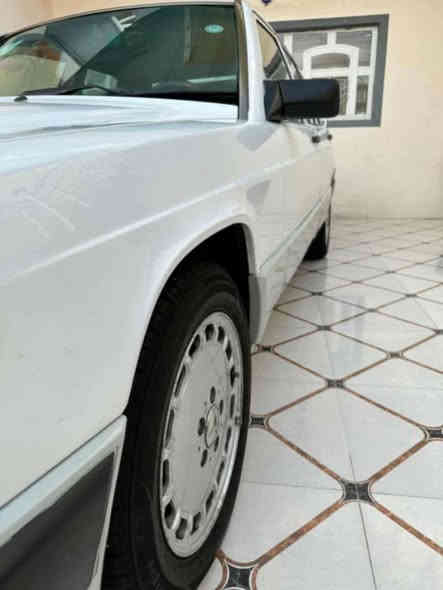 السلام عليكم 
للبيع مرسيدس طيارين 190E موديل 1991 وارد يابان لون ابيض فول مواصفات جام كهرباء ايرباك ستيرن دوسات نيكل غرفه السياره جدا نضيفه وبلاديه محرك وكير ونجي تحوير مضبوط تبريد ثلج سبير شركه عده اسعافات رقم اربيل 
السياره سيرفس كامل وكلشي بيها شغال وجديد 
مكان السياره بغداد ... زيونه
السعر 63  $
للاستفسار ***********
