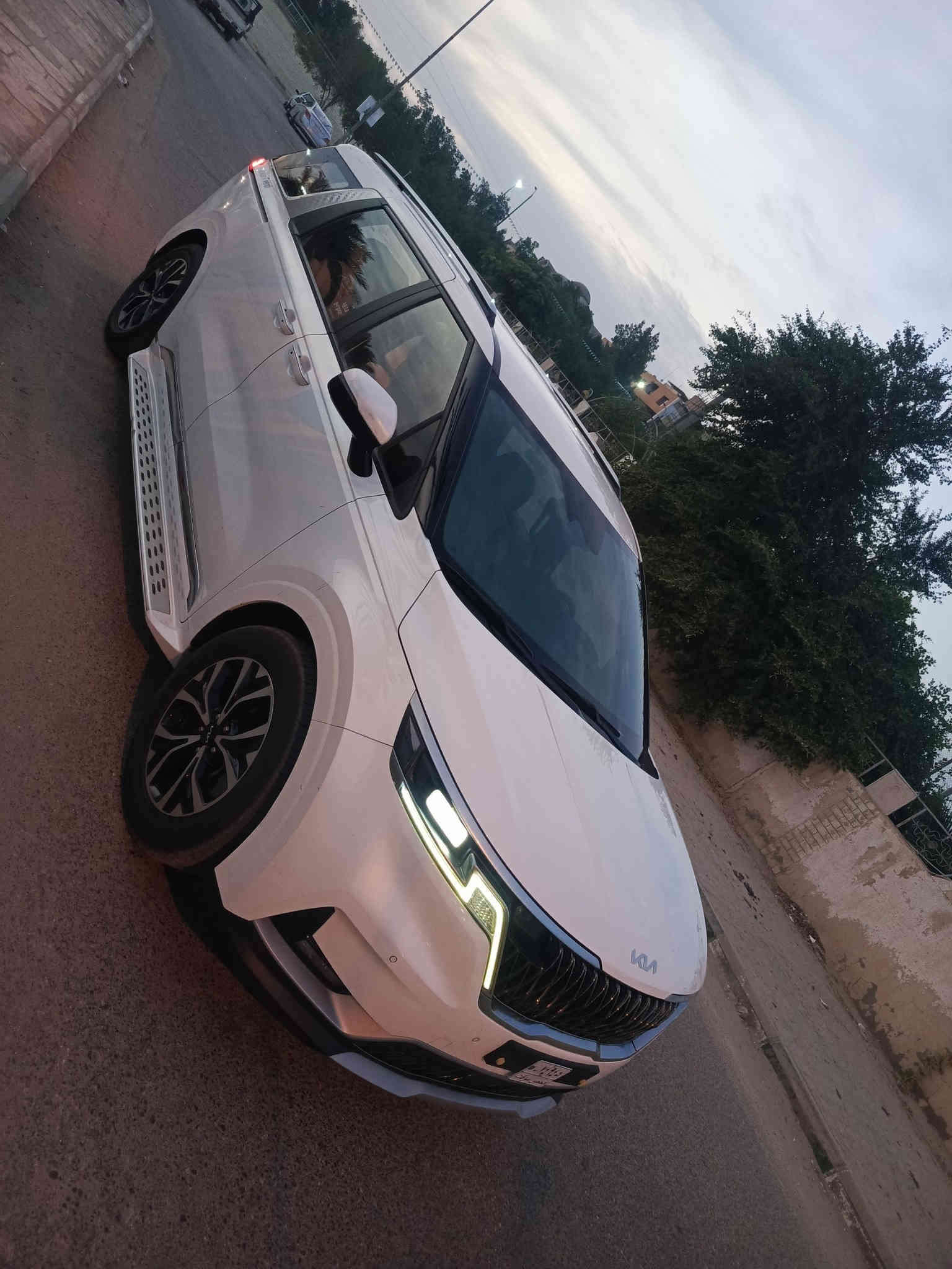 السلام عليكم
كيا كرنفال 
موديل 2023  خليجي ماشيه 20 لف
محرك 3500 
6 سلندر 
لون صدفي 
بصمه ابواب 5
كامرات امامي  خلفي 
حساسات امامي خلفي
وقوف ذاتي 
3 قطع تبريد
7 راكب سياحي 
السياره مكفوله حتى من الشخط بعدهي بحاله لزيرو 
مكانها السماوه  سعر 395 وبييهه مجال 
***********
