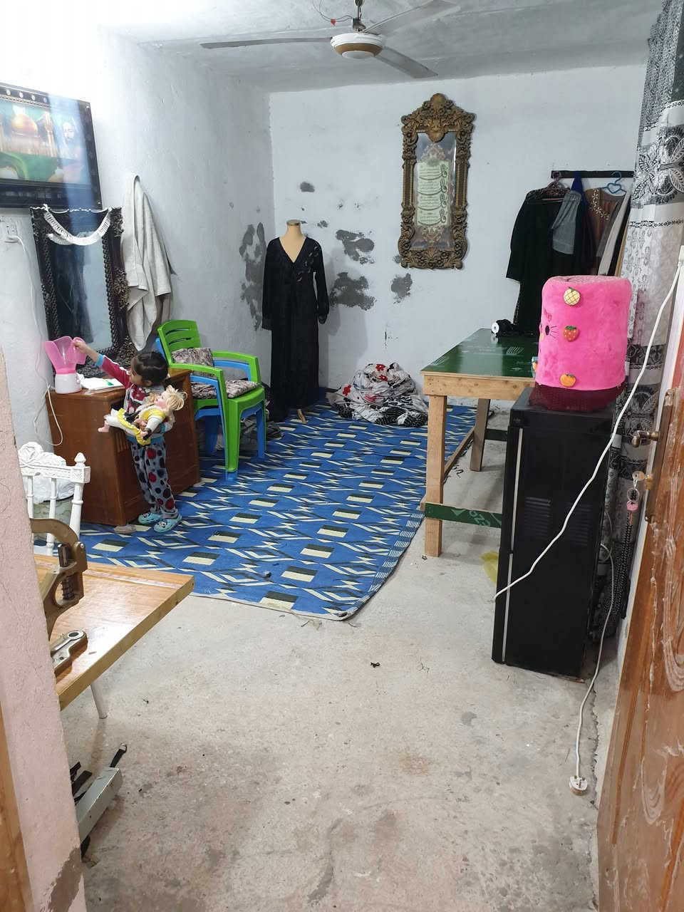 السلام عليكم بيت للبيع مساحة 145 طابو صرف يحتوي 3 غرف نوم و ستقبال و صاله و مطبخ و وصحيات البيت بناء قديم شوي السكف ناصي  . السعر 48 وبي مجال للإستفسار ***********
