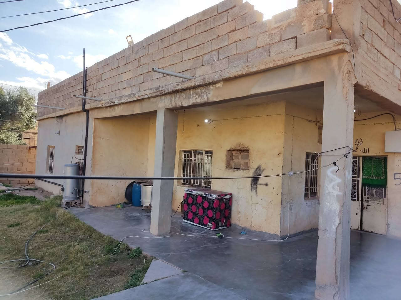 السلام عليكم ورحمة الله وبركاته 
عرض #جديد موقع #ممتاز 
منطقة مرتبه وهادئة ونظيفة 
دار سكن للبيع ( داخل حصيبه)  وداخل بالطابو لكن غير مطوب 
#الموقع/ القائم/ حصيبة/ حي الاندلس مجاور مولد عمر التركي شرق جامع مصعب بن عمير خدمات كاملة  قطاع صحي قريب ومدرسة دمشق ومدارس اخرى قريبه.
#التفاصيل/ بيت بناء حجر قديم #نظيف ومسكون حالياً ركن ع شارعين 
طبعاً البيت بشكل عام #ارضية_كاشي صحيات سراميك 
خارطة بيت كامله 3 غرف نوم / وحده طابق ثاني وثنين ارضي/ ديوان/ استقبال/ صاله/ صحيات / مطبخ + حديقه كبيرة ومساحة كبيرة 
#المساحة/  ( 440 متر ) تقريبآ 
#السعر/ #بــ55_مليون وبي مجال عمله بسيط 
للشراء او الاستفسار الاتصال بالرقم ***********
ومتوفر واتساب أيضاً ♻️
