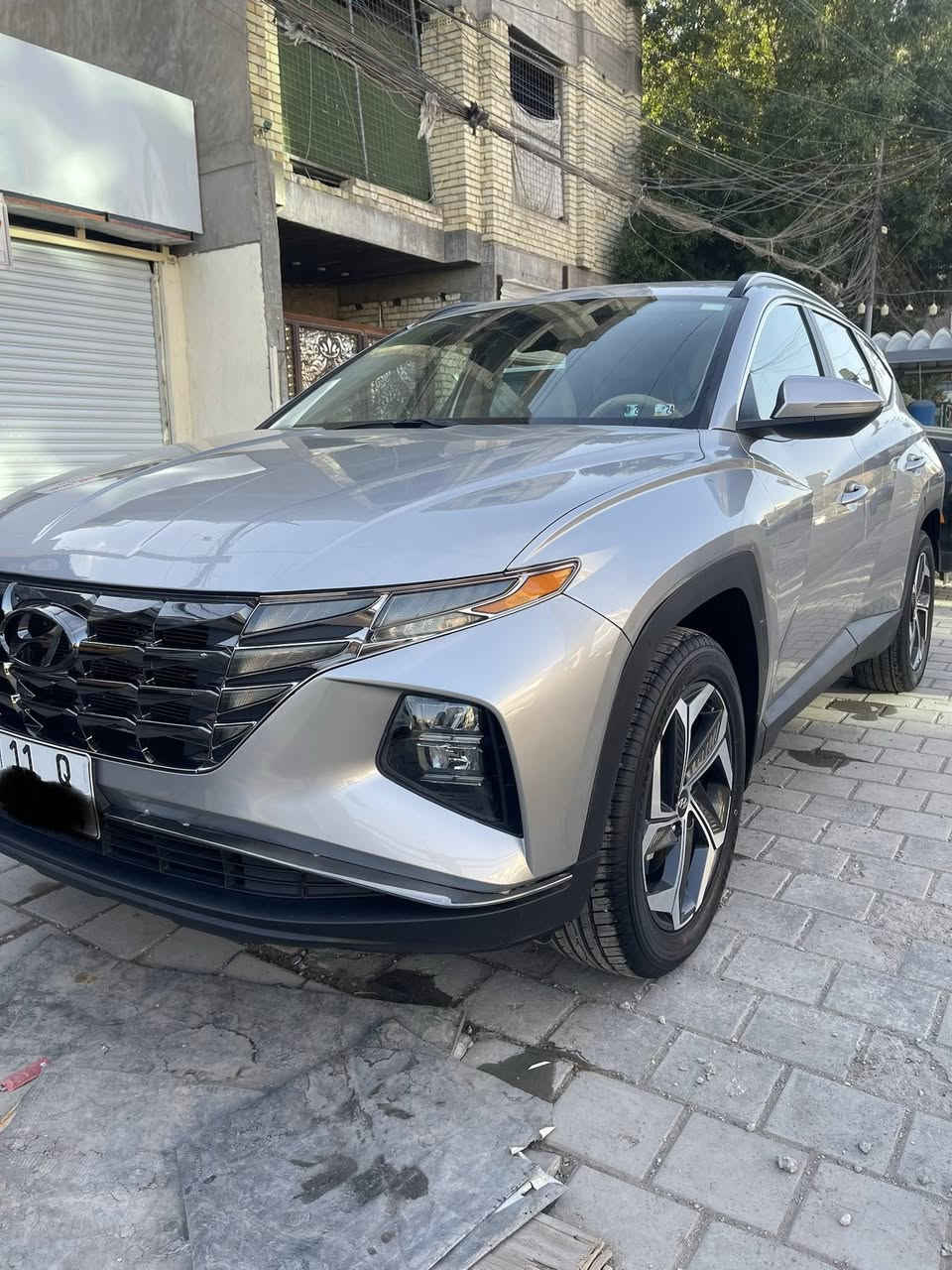 السلام عليكم
توسان 2023 امريكي  للبيع فقط مرقم بغداد 
مواصفات sel فول 
داخل ابيض  جلد 
بدون يرباك 
تدفئه مقاعد 
صندوك كهرباء 
محرك 2500 
فتحه سقف شاحن وايرلس اوتوهولد
مقعّد السائق كهربائي 
بصمه تشغيل + بصمه ابواب تشغيل عن بعد 
ماشيه 40 الف   ميل  
ضرر بنيد وجاملغ الايمن  مصلح ومصبوغ   وحافه جاملغ الايسر معدل بارد ومكحل صور حادث 
وصندوك صار بيها ضربه  بالعراق مصلح ومصبوغ ع كده 
مرفق بالصور
للاستفسار  مكاني شارع فلسطين 
اتصال وبي واتس اب 
‬ ‭ ***********
