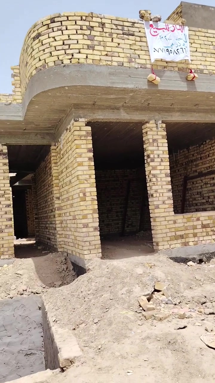 يوجد لدينا دار للبيع مساحه ٢٠٠ متر فيه نواقص قليله يحتوي البيت على ٣ غرف نوم و٣ مجمعات صحيه ومطبخ وصاله وكلدور و٢ مناور قريب على الشارع العام مسافه قليله تقريبا ٣٠ متر العنوان أمام محطة العرفان سند ٢٥من يرغب بالشراء الاتصال على الرقم***********
