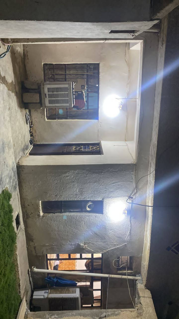 بيت للبيع سند رسني على الحولي الديوم في وادي شيشين بناء قديم مساحه 200 يحتوي على غرفتين وصاله واستقبال ومطبخ وحمام وطابق الثاني غرفه وبالاضافه إلى محل السعر 80 وبي مجال شي قليل للاستفسار إخوان بس الشراي يتصل رجاءً

(***********)
