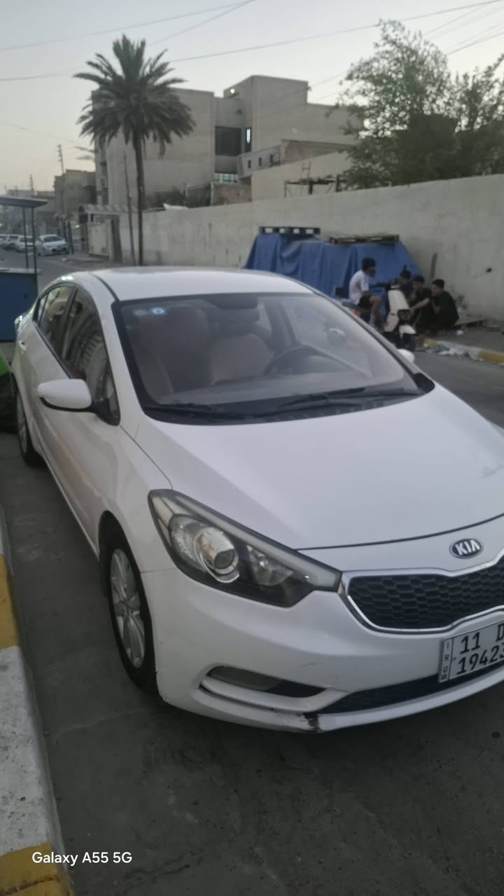 السلام عليكم 
سيراتو 2016
محرك 1600
بإسمي تحويل مباشر
لا صبغ ولا معجون فيها الجاملق الايسر فيه طخة قليلة بدون تصليح مبين بالصور 
 فيها سونر معروض مع صورها 
سعرها:130$
مكاني الحبيبية.

***********
