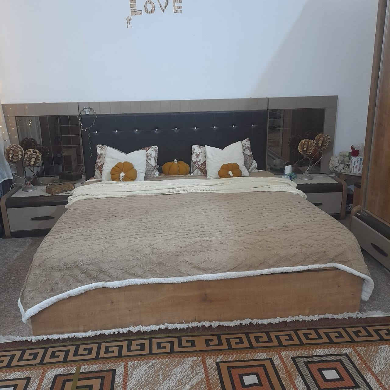 سلام عليكم ورحمة الله وبركاته.
غرفه تركيه درجه اولى ابلوك شغل ثكيل من الداخل والخارج متكونه من  9  قطع ، الكنتور عمله سلايت نظافته ٩٠ بلميه سعرها ٦٥٠ الف بلاش وبلعافيه عله الياخذها كوت حي الحكيم الاولى موبايل ***********
***********
