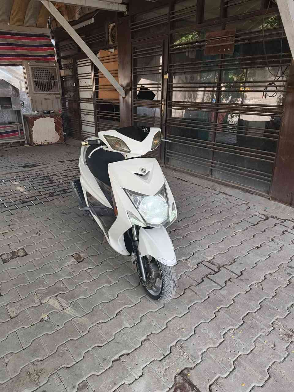 السلام عليكم
للبيع سكنس لد 2018 
دراجة مكفولة مابيها اي نقص 
ستاند كهربائي 
نوزل 
السعر ١١ ورقة 
مكاني بغداد شارع حيفا 
***********
