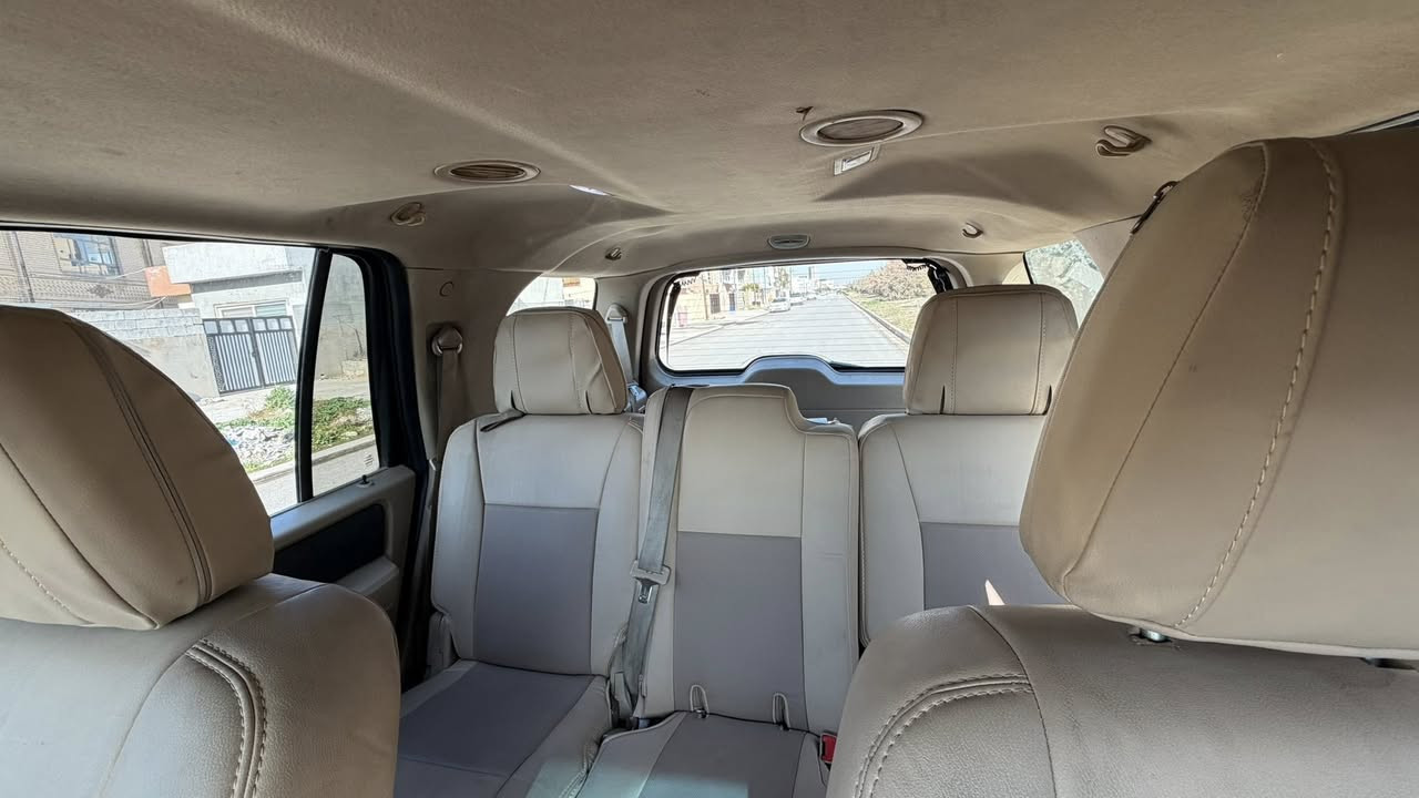 فورد اكسبديشن موديل 2010 فول عدا سقف
كشنات كهربائيه تبريد ثلاث قطع 
سنويه هزه جديده كامله 

بيها بارد فوق قبغ بانزين وشارب بنيد ومربع صغير عكس جهة قبغ بانزين 

سياره مرتبه عليها بساتن خليجيه V8 شرط تخلي نفط مدك دوانز 
موديل البتره مو طويله 👍🏻👍🏻👍🏻

مكان سياره اربيل وسعرها 125 ورقه شرط تحويل وكاله كامل 👍🏻👍🏻

***********
***********
