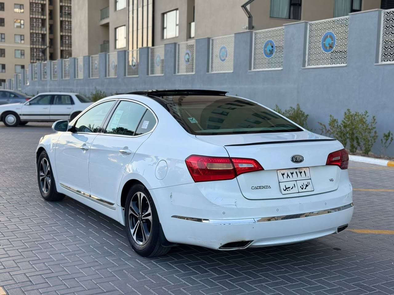 كيا كادنيزا 2012 فول مواصفات
لمتد Vip ملكي 
بانوراما فتحتين 
محرك 3500 
ويل كب 17 
نظام ترحيب خارجي وداخلي ودشبول 
لد بلادي دشبول وابواب 
سستم بلادي انفينتي فول 12 سماعة وبلوتوث 6 اقراص 
بصمة 5 بصمات مع الصندوق 
تحكم ستيرن جهتين 
كروز سرعة قفل 
لايت عالي ناصي زنون 
اضائة داخلية تحت الاقدام بلادية 
تبريد قطعتين 
بردات خلفية بلادية وبرادات ابواب خلفية 
كشنات كهربائية امامية مع خزن ميموري وضع الجلوس
كشن السائق والستيرن نظام ترحيب عند الجلوس 
نظام ترحيب عند الترقب من السيارة 
اشارة بلمري 
شفط المري مع نزول المري عند الرجوع الى الخلف وضع الامان 
حساسات خلفية بلادية 
كامرة خلفية بلادية 
كير اوتماتيك مع كير عادي
الهاتف /  ***********
