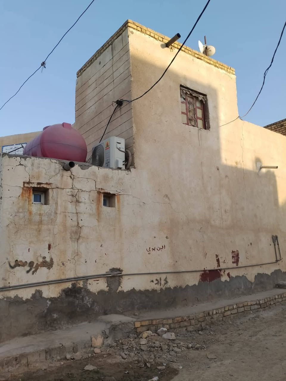 السلام عليكم
دار سكني ناحيه أسديناويه (مقابل القدس) 
موقع تجاري خدمات تبليط مجاري امبير مجاني سيح
طابو اسهم _المساحه 110؟؟
ركن ع ثلاث شوارع
الاستفسار ازيد رقم الهاتف (***********)
