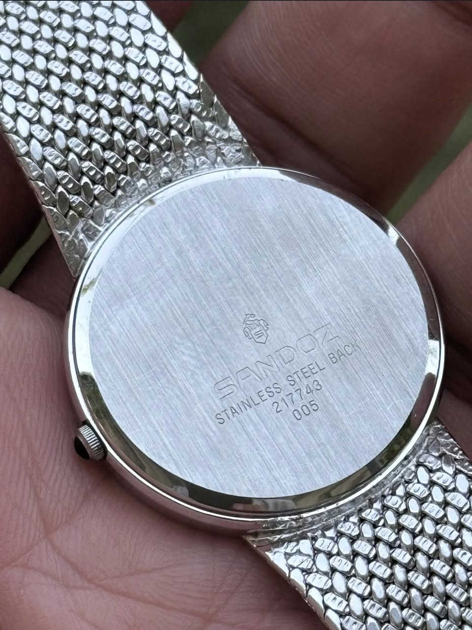SANDOZ +
.Sandoz Quartz watch 217743 / case no.005, Swiss Made
ساعة ساندوز فينتج سويسري اصلي ونادر من الثمانينات مطرز ب5 حبات الماس. مخزن غير مستخدم
Swiss Made +
رقم الموديل: 217743
رقم العنصر: 005
التشغيل: كوارتز "
الماده: فولاذ مقاوم للصدأ
اللون: فضي
المينا: ابيض مطرز 5 حبات الماس
القطر: 31 ملم
الزجاج: كريستال ياقوتي طارد للخدوش
مقاوم للماء
النظافه: 100% مخزن
كل عناصر الساعه اصليه غير مستبدله بحاله ممتازه


**إذا كنت صاحب هذا الإعلان وتريد حذفه لأي سبب، رجاءا أرسل رسالة إلى الدعم الفني**
