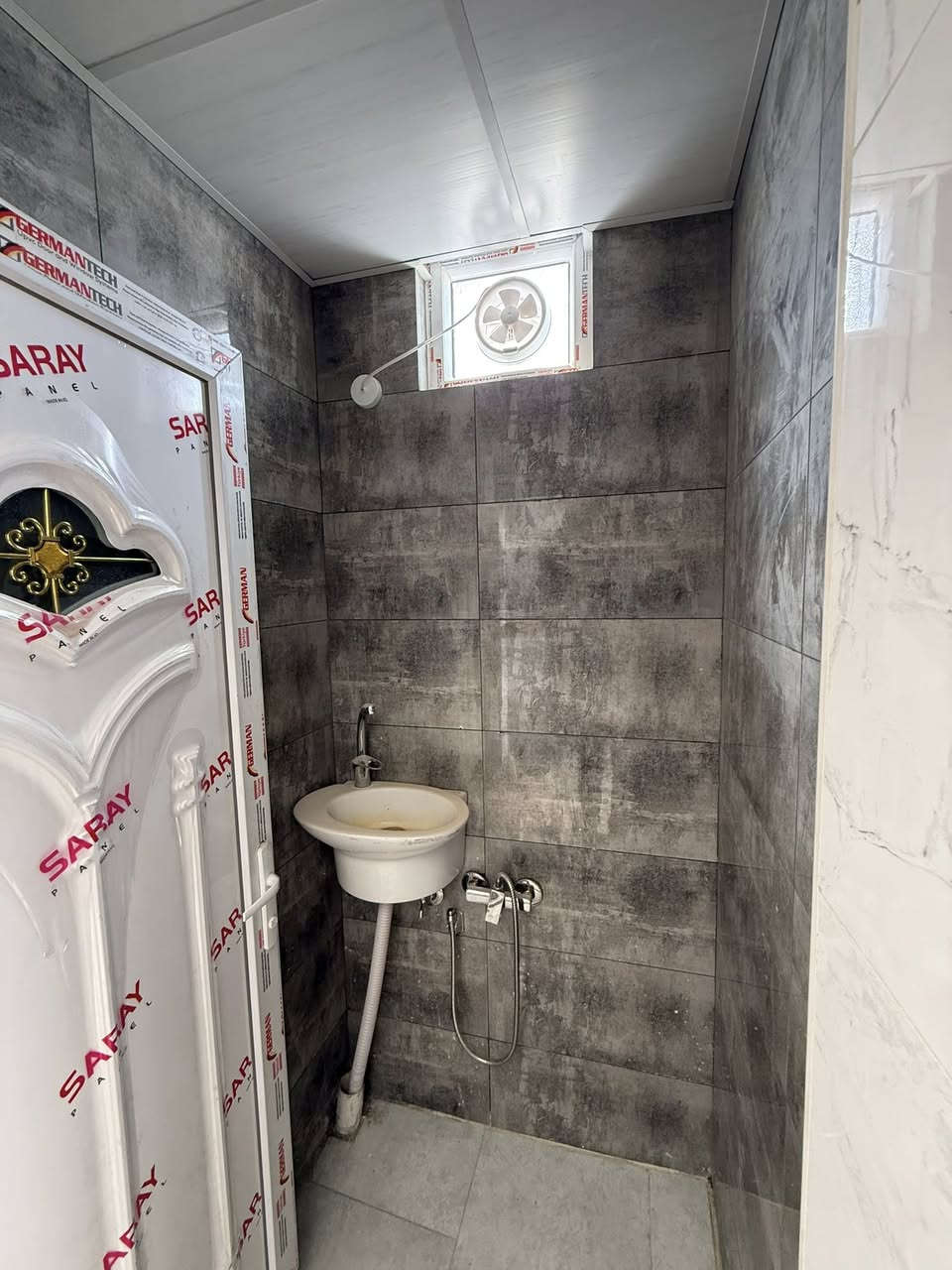 دار سكن حديث للإيجار 
محافظة النجف الأشرف 
مجمع بيتي الاول
مساحة 200 متر طابقين درجة اولى بناء حديث وراقي
الدار ركن وثالث بيت عن شارع المجمعات ومقابل بوابة دخول مجمع الأميرات الثانية مباشرةً 
يحتوي أربعة غرف نوم وثلاثة صحيات ومطبخ حار وبارد واستقبال وكراج يتسع لسيارتين وحديقة ومنور وبالكونتين
تانكي وماطور وسخان جاهزات والحديقة مدفونة بس تزرعها
سعر الإيجار/ 500 الف
الراغب بالإيجار يتصل بنا
*********** 
عقارات صادق الخزعلي
