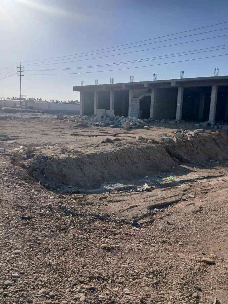 يوجد قطع اراضي سند 25
ماء كهرباء تبليط /تقسيم حسب الطلب /***********
